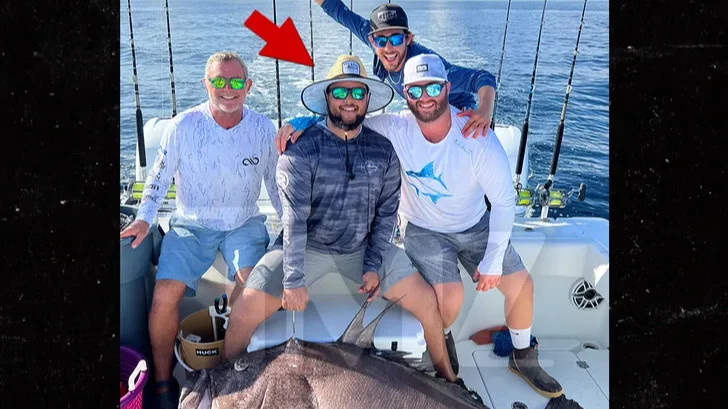 «Вчера мы с мальчиками это сделали» сын Тома Круза Коннор поймал морского окуня весом 136 кг - видео 