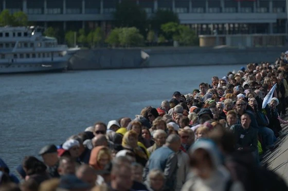 мощи Верующих выстроились в очередь к мощам святителя Николая Чудотворца в Храме Христа Спасителя