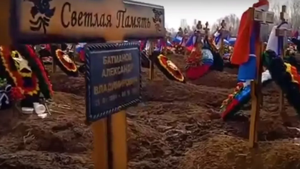 Гусинобродское кладбище в Новосибирске с могилами вагнеровцев. Фото: скрин с видео Тайга.инфо