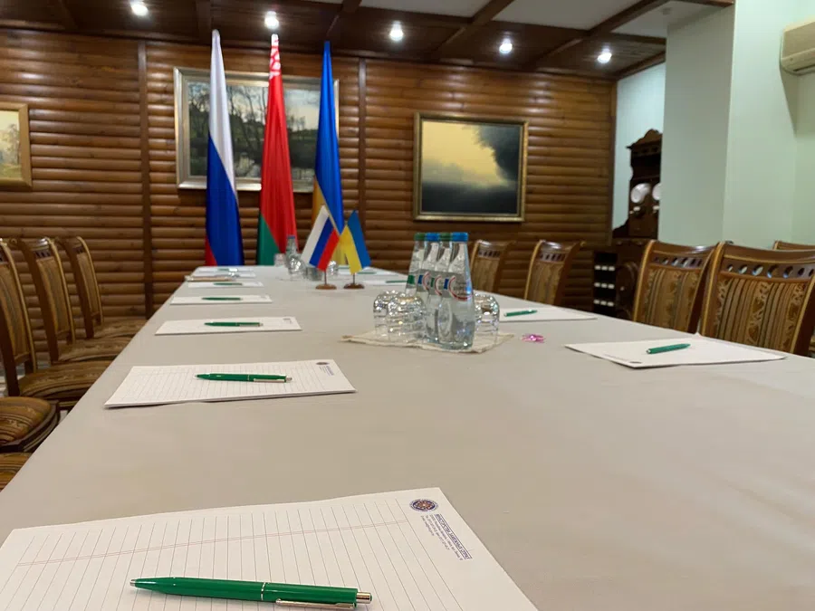 В Белоруссии подготовились ко второму раунду переговоров России с Украиной 3 марта 2022 и показали фото кабинета