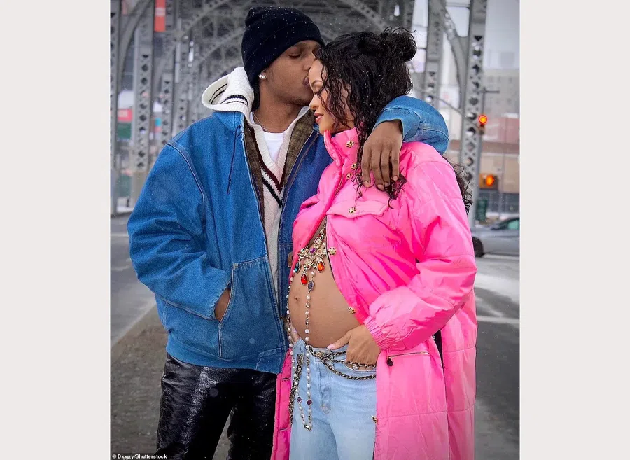 В Нью-Йорке сфотографировали беременную Рианну: голый живот под распахнутым пальто Chanel за 8000 долларов украшен цепочками