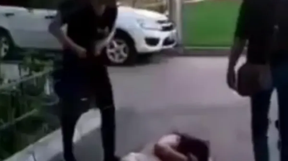 Взбешённая изменой уфимка вытащила голую любовницу парня на улицу и избила до полусмерти - видео