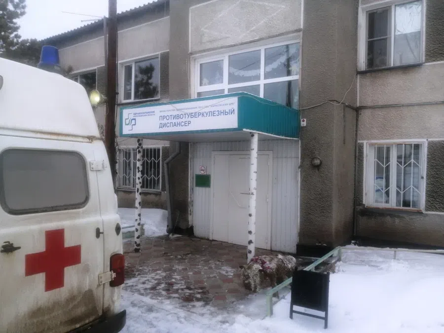Спецоперацию провели судебные приставы под Новосибирском для принудительной госпитализации в диспансер 39-летней больной туберкулезом