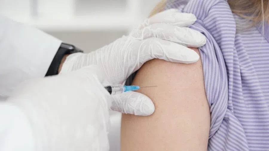 О риске заболеть редкой болезнью после вакцинации от коронавируса предупредили медики