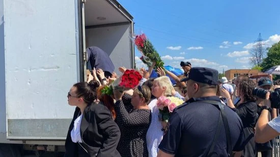 Фанаты Юрия Шатунова сбились в кучу у машины с бесплатными цветами. Букеты роз пришлось бросать в толпу