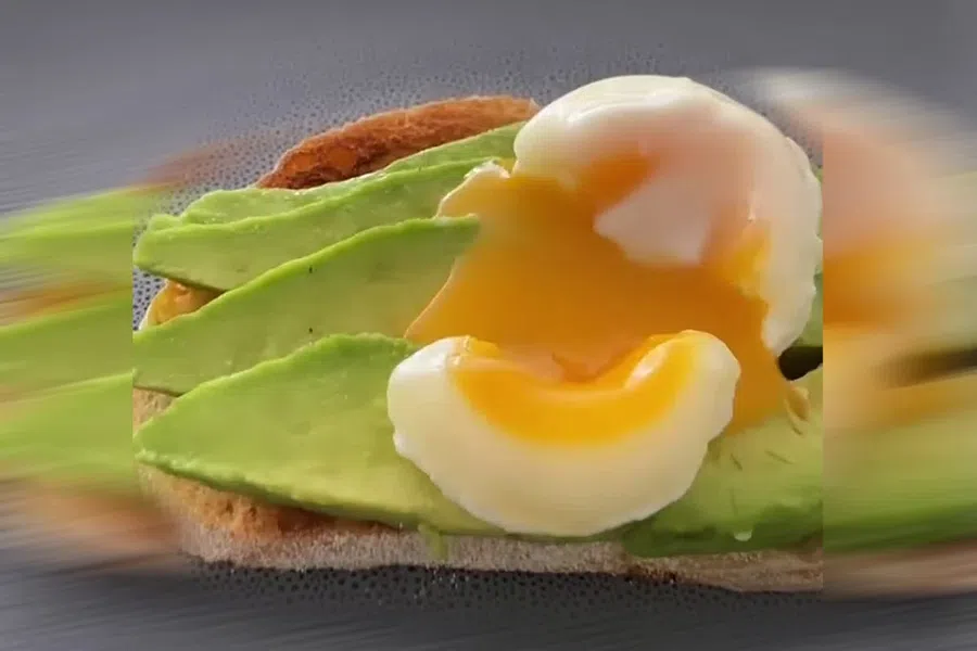 Как приготовить идеальное яйцо-пашот на завтрак в микроволновке: на это уйдет всего 45 секунд