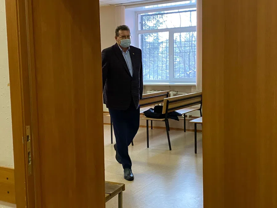 Экс-главу Искитимского района Олега Лагоду привезли в суд по делу о дешевой продаже острова Огуречного. Он сказал журналистам пару слов