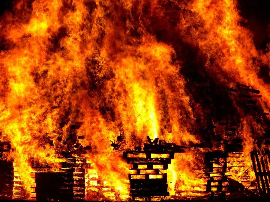 В деревне Искитиского района сгорела баня в ночь на воскресенье