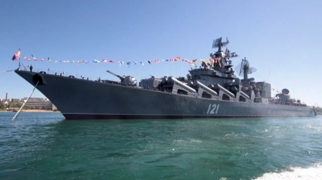 Власти признали, что на крейсере «Москва» погиб человек, еще 27 пропали без вести