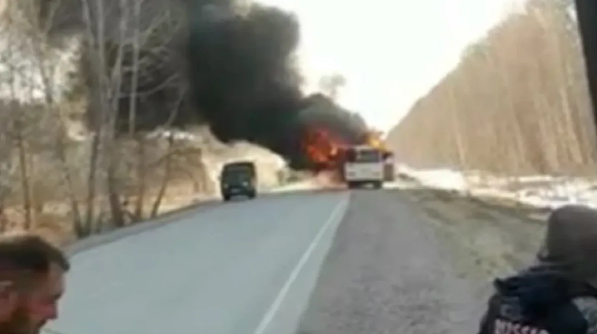 В Сети опубликовали видео автобуса, загоревшегося на трассе в Искитимском районе 