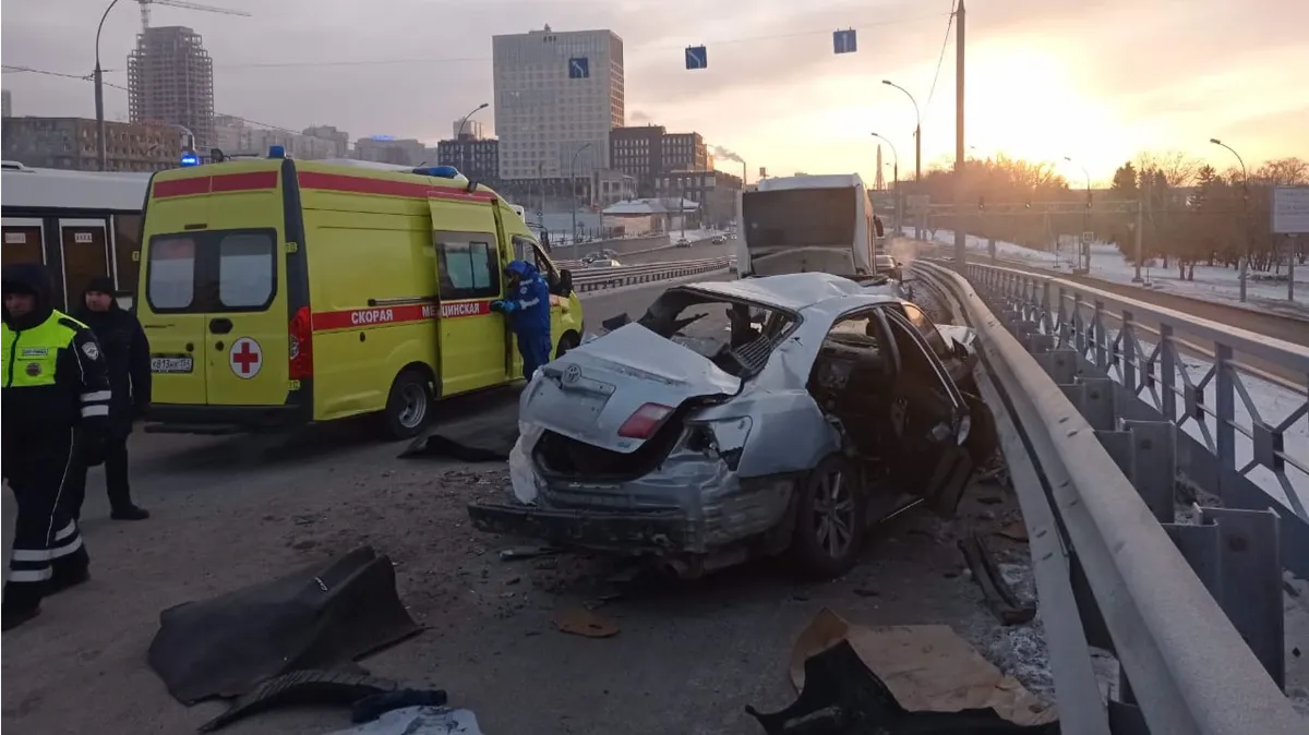 В Новосибирске в столкновении Toyota Camry и пассажирского автобуса погибли два человека