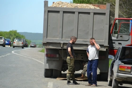 Водитель и хозяин большегруза не говорят, какой фирме принадлежит машина