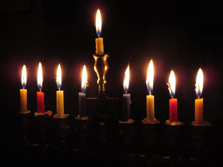 Что должно быть на праздничном столе в каждой еврейской семье в последний день Праздника Свечей 6 декабря 2021: самые важные блюда и сколько свечей зажигают при прощании с Ханукой