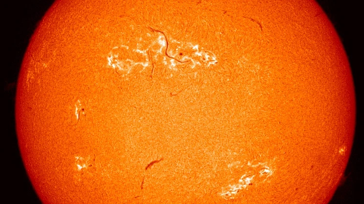 Поверхность Солнца не выглядит равномерной из-за вспышек. Фото: tesis.xras.ru