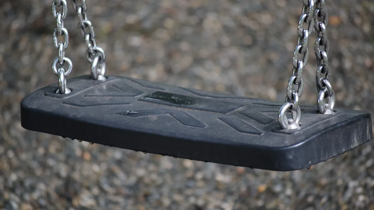 В Искитиме в обновленном парке Индустриального микрорайона вандалы украли подвес от качелей