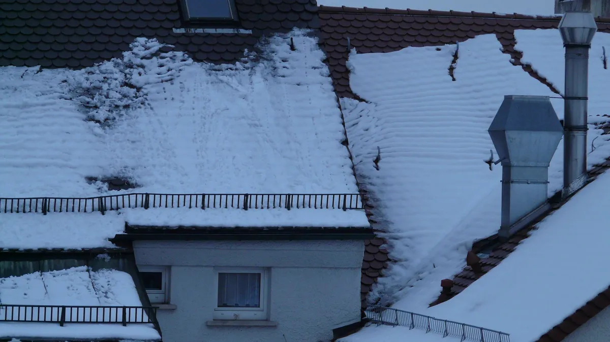 В Новосибирске снег с крыши упал на женщину с ребенком