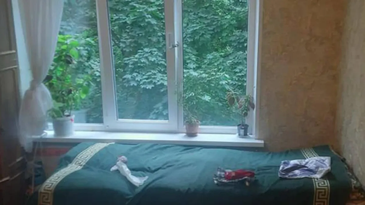 Маленький ребенок выпал из окна квартиры четвертого этажа на востоке Москвы 