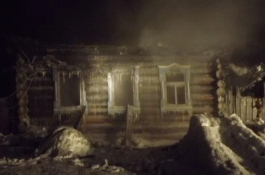Женщина несколько раз забегала в дом за внучкой, но из-за густого дыма девочку не нашла