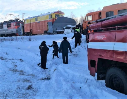 Поезд раздавил автомобиль с детьми на переезде в Алтайском крае. Трое школьников погибли