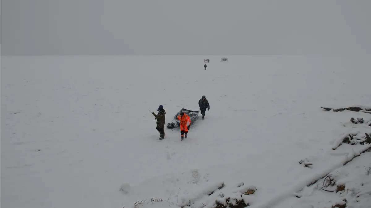 В Искитимском районе жители Тулы спасли дрейфующих на льдине девятерых рыбаков, которые после выхода на землю опять отправились рыбачить 