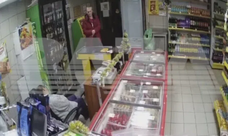 В Кирове грабитель вынес деньги из ночного магазина во время безмятежного сна продавщицы