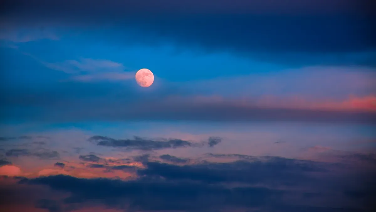 В затмение Луна может приобрести необычный цвет. Фото: unsplash.com