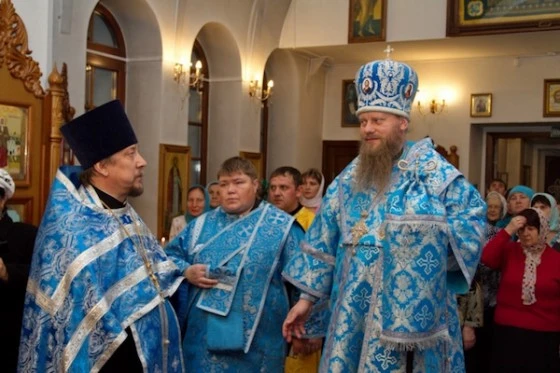 Епископ Лука (на фото справа) для пресс-конференцию для журналистов