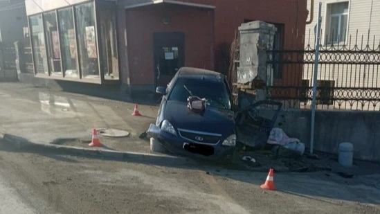В Новосибирске Lada Priora совершила смертельное ДТП: женщина водитель погибла, врезавшись в бетонный забор