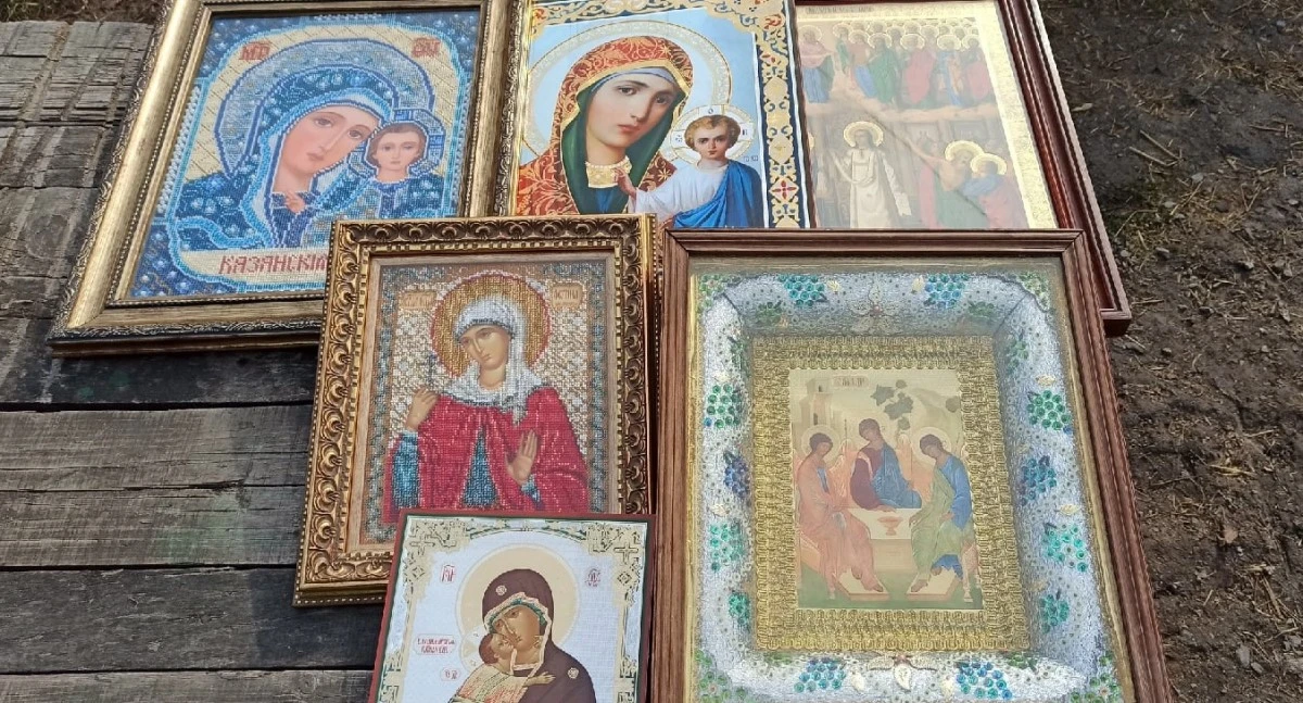 Иконы на мусорнике. Можно ли выбросить икону. Иконы журнал. Расха украсить икону. Массовое сожжение икон.