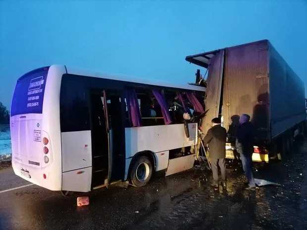 В Татарстане пассажирский автобус протаранил фуру: Один человек погиб на месте ДТП, 21 пострадали