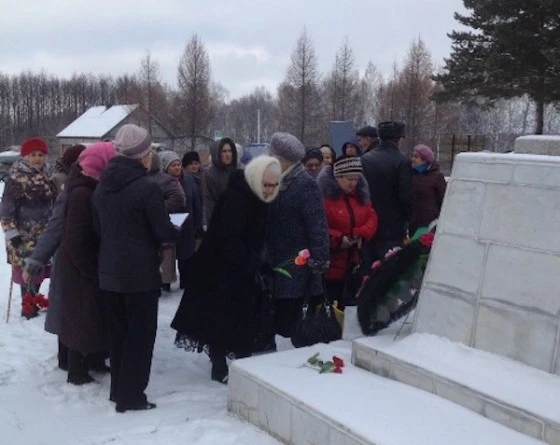 Возложение цветов у Поклонного креста
