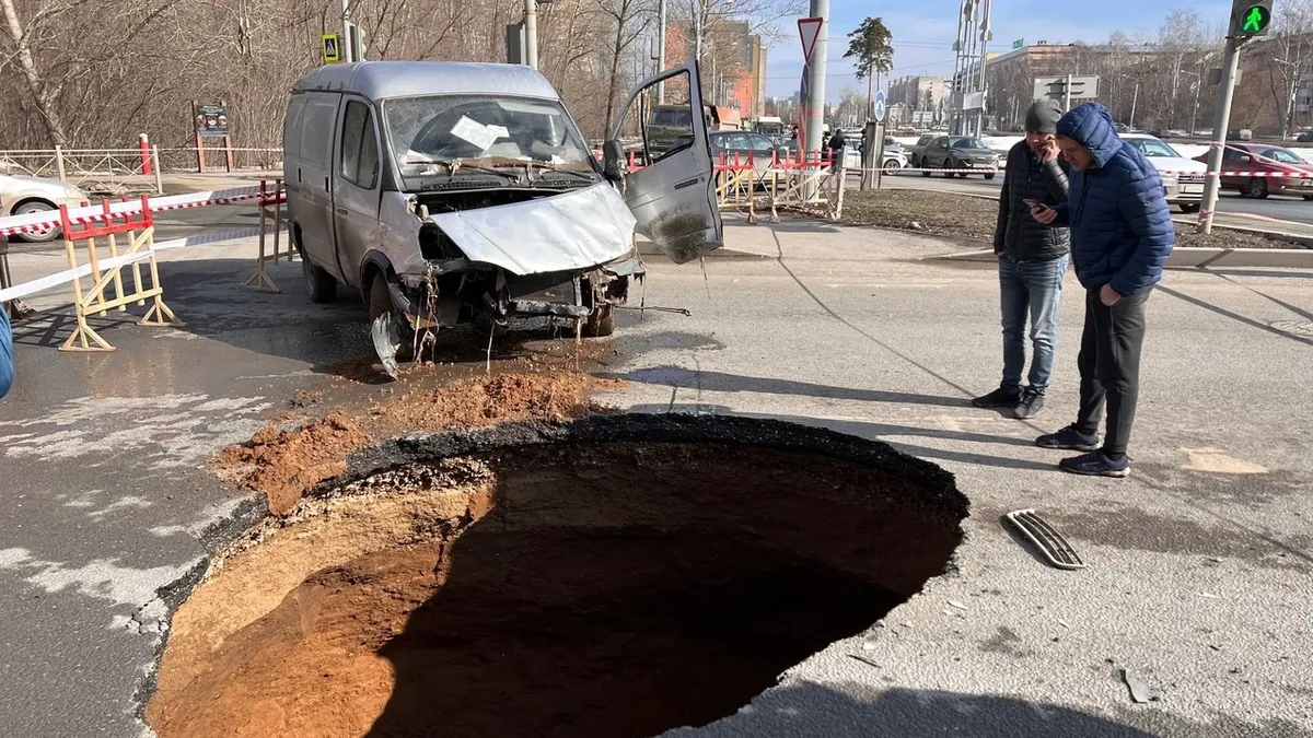 В Перми в районе Гознака в огромную яму на проезжей части провалилась «Газель» - видео