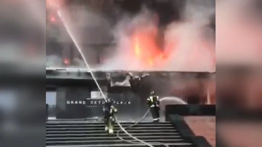 В Москве загорелся «Сетунь Плаза». Заблокированные посетители центра вышли на крышу и кричат о помощи