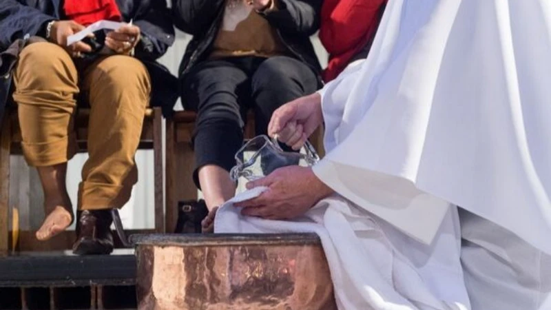 Некоторые священники омывают ноги другим, чтобы отметить святой день (Изображение: ГЕТТИ)