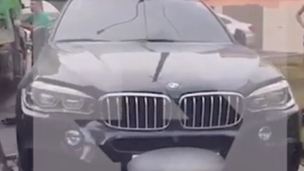В Москве пенсионерка подожгла автомобиль BMW X6 замначальника 8-го управления Генштаба ВС РФ Евгения Секретарева – видео