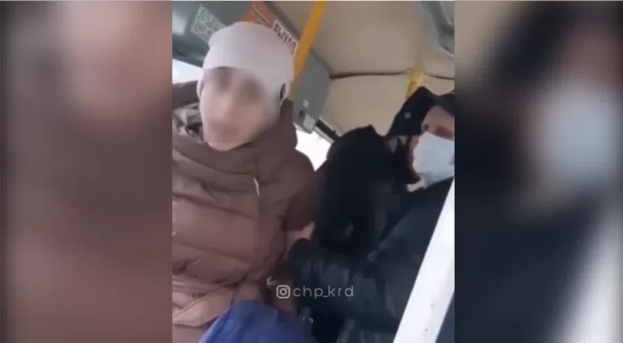 В Краснодаре местная жительница без маски в автобусе ударила ребенка из-за замечания водителя