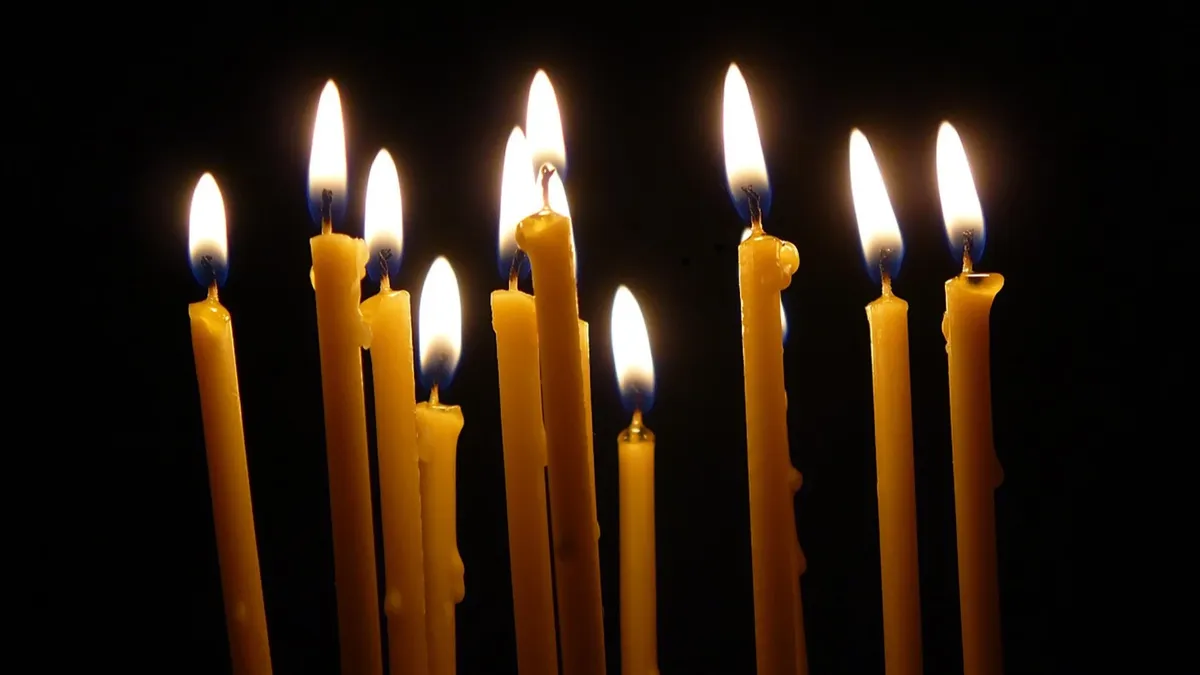 Что приносить в храм и что на кладбище в Дмитриевскую родительскую субботу 5 ноября: можно ли свечи из церкви зажигать на могиле самоубийц 