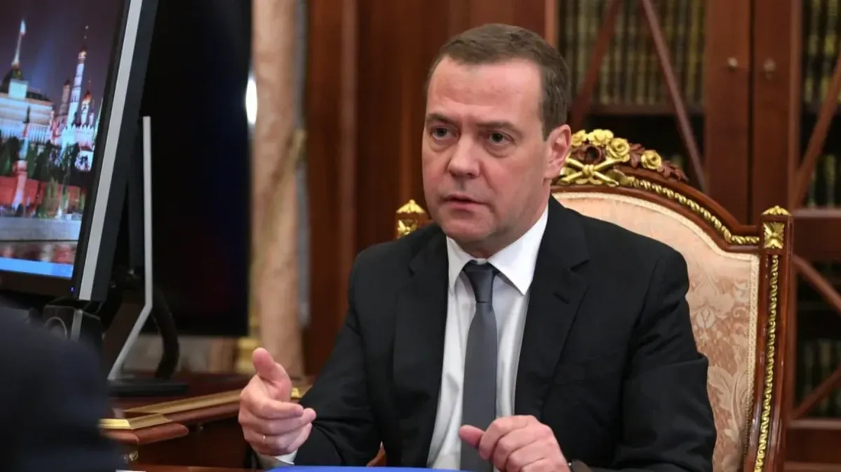 Медведев обозвал президента Польши Дуду «мразью и ублюдком»