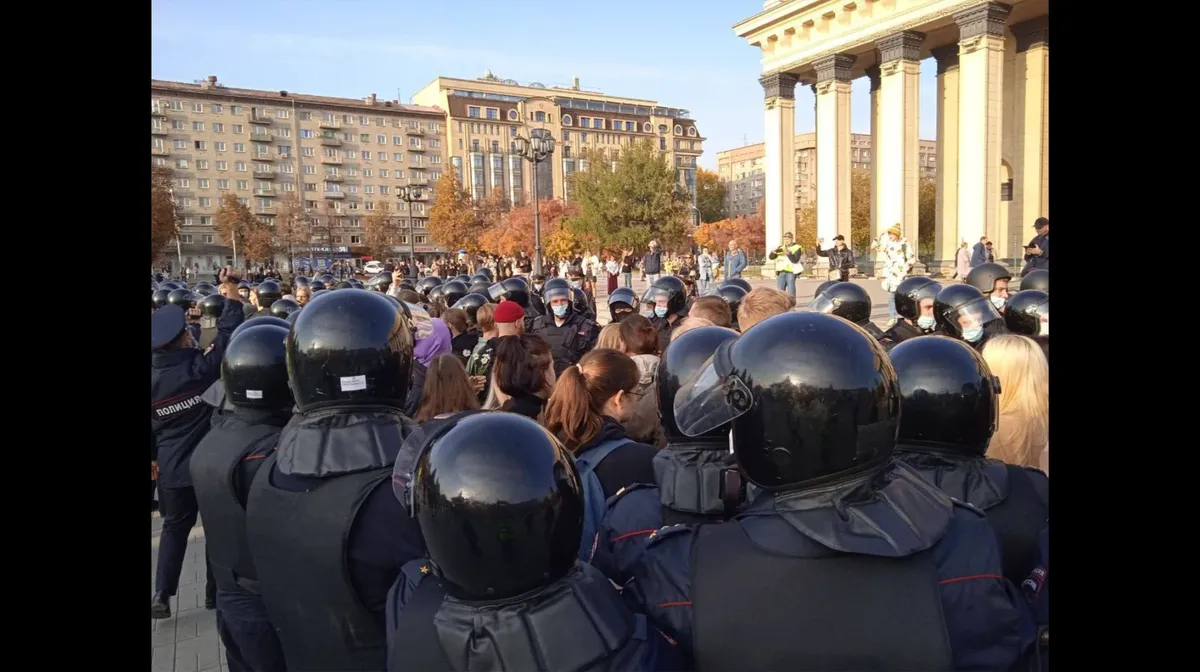 В Новосибирске на акции протеста оказалась задержана Пугачева. В автозаках полицейские увезли в отдел 75 протестующих
