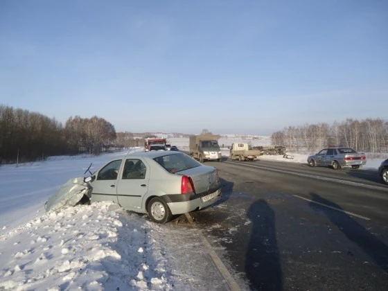 Водитель легкового автомобиля Рено Логан доставлен в травмпункт Бердска с переломом ноги