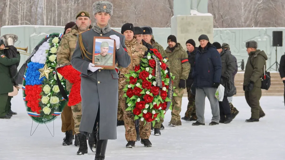 На Урале простились с получившим смертельную травму на СВО Евгением Власовым: погиб в первый день нового года — фото с похорон 