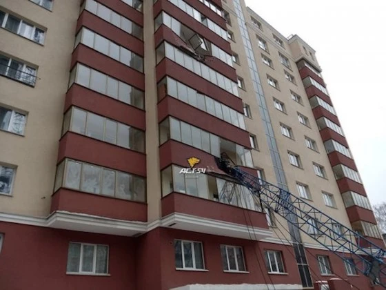 Кран повредил несколько лоджий