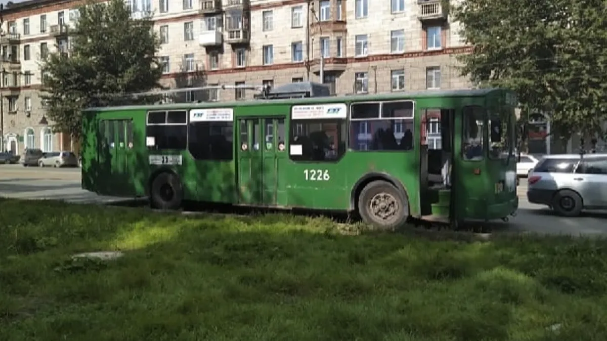 В Новосибирске водитель троллейбуса едва не задушила коллегу