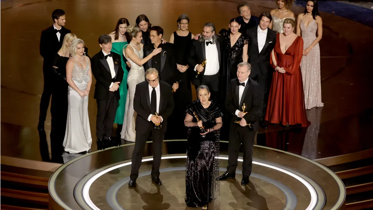 Актеры и съемочная группа «Оппенгеймера» принимают награду за лучшую картину. Фото: Кевин Винтер / Getty Images