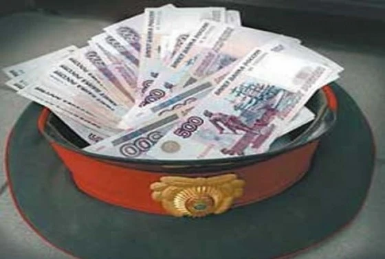 Подельника полицейского задержали с поличным при передаче 150 000 рублей