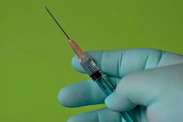 Врачи рассказали об аллергических реакциях на вакцины от коронавируса