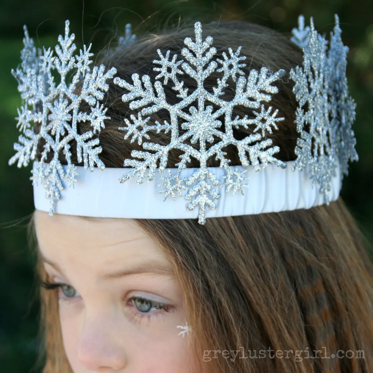 Как сделать красивую корону снежинки?