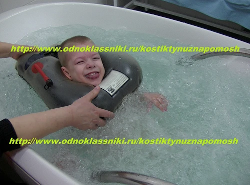 В теплой воде бассейна Костя испытывал только положительные эмоции