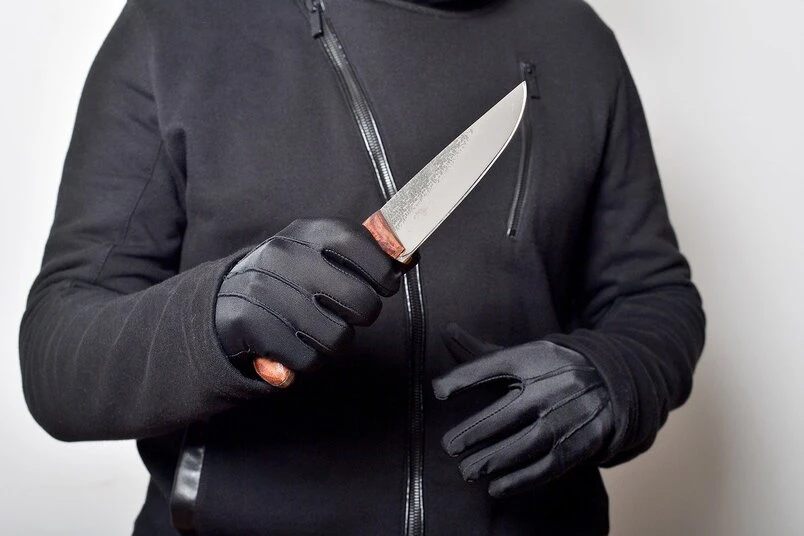 Пьяный мужчина затащил к себе 9-летнего мальчика и ударил его ножом