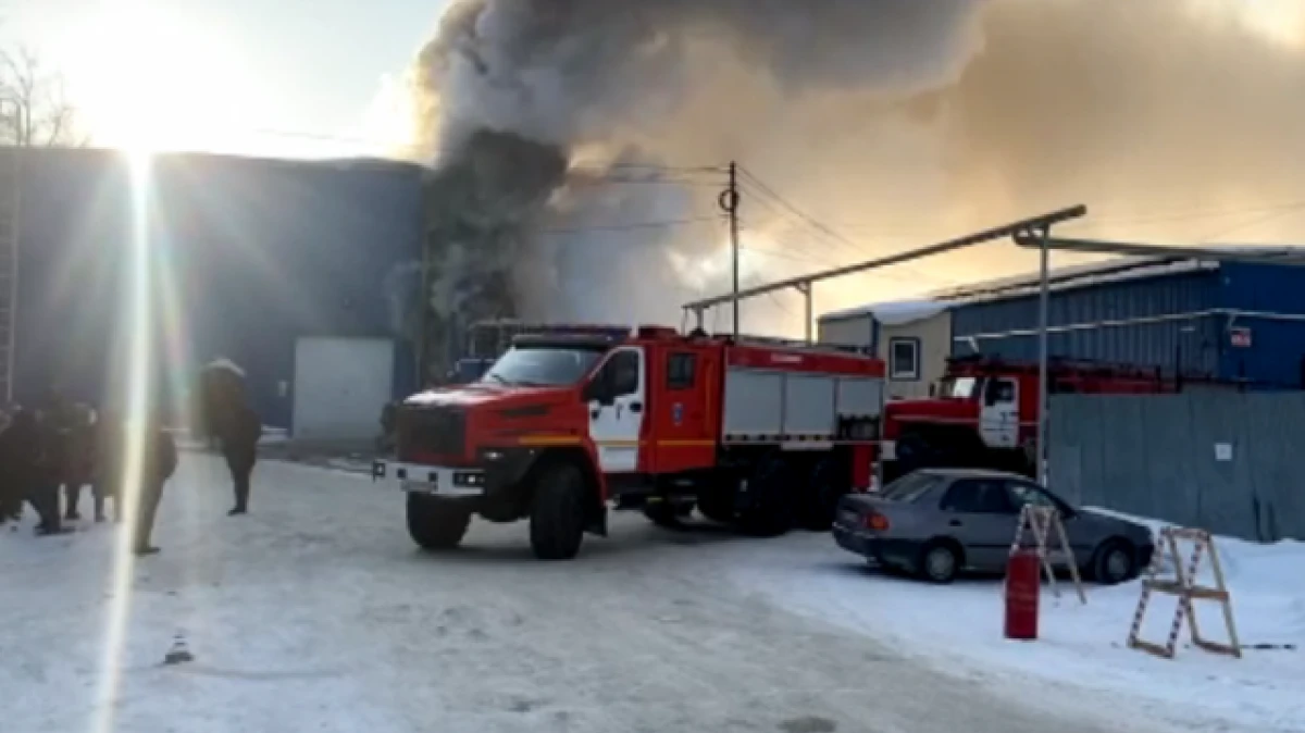 В Новосибирске на Бердском шоссе загорелось здание с композитными материала